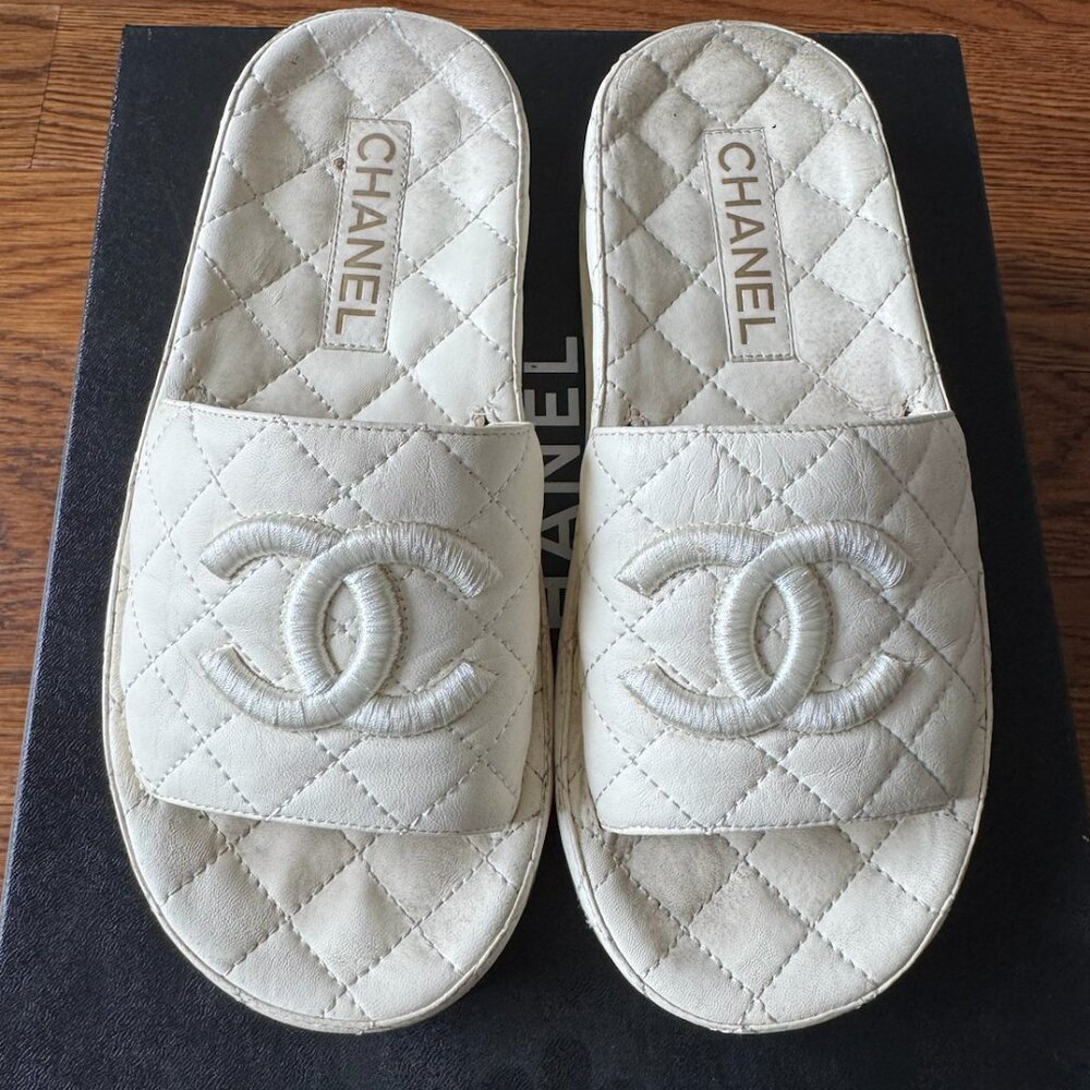 CHANEL 2021 White Quilted Leather Interlocking CC Mules Slides Sandals